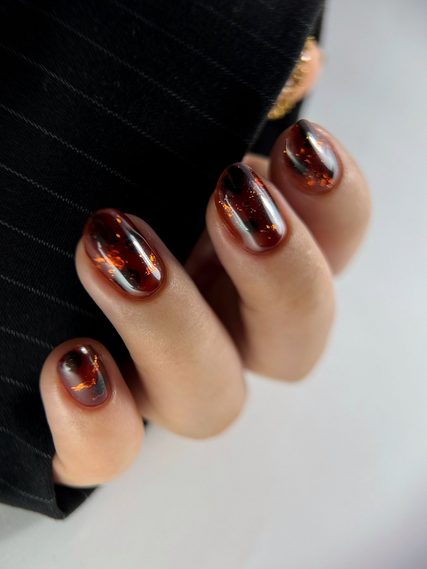 Dlaczego lakier hybrydowy odchodzi od wolnego brzegu paznokcia ?