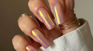 dłoń z pokazanymi paznokciami